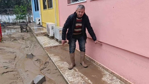 Sel suları istinat duvarını yıktı, ilk&ouml;ğretim okulu sele teslim oldu
