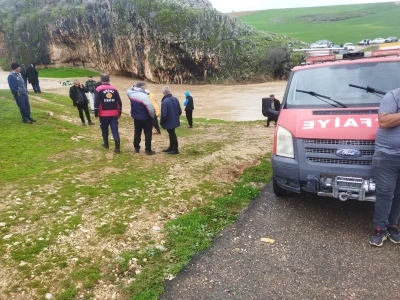 Sel suyuna kapılıp, mağaraya sığınan 4 &ccedil;ift&ccedil;i kurtarıldı