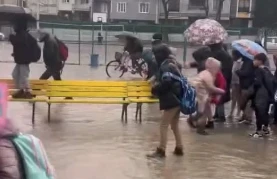 Sel ve fırtınada mahsur kalan &ouml;ğrenciler i&ccedil;in banklardan k&ouml;pr&uuml;