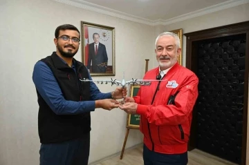 Sel&ccedil;uk Bayraktar&rsquo;dan Başkan Başdeğirmen&rsquo;e Akıncı maketi

