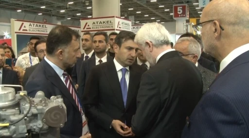 Sel&ccedil;uk Bayraktar TUSAŞ standını ziyaret etti
