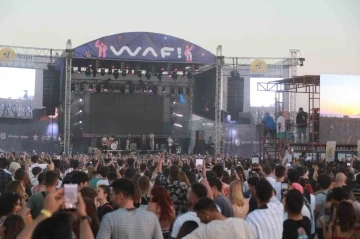 Sel&ccedil;uk Pamucak Sahilinde What A Fest zamanı
