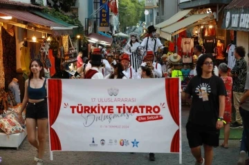 Sel&ccedil;uk tiyatro ile buluştu
