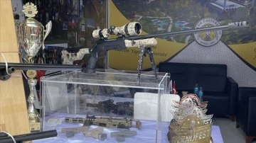 Sel&ccedil;uk &Uuml;niversitesi işbirliğiyle &uuml;retilen silahlar, TEKNOFEST İzmir'de tanıtıldı