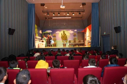 Sel&ccedil;uklu Belediyesi &ouml;ğrencilere tiyatro aracılığıyla sıfır atık bilinci aşılıyor
