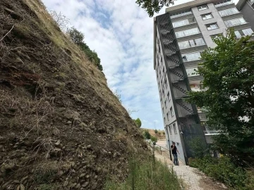 Selin vurduğu mahalleli diken &uuml;st&uuml;nde
