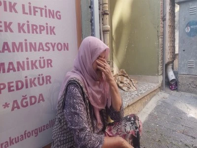 Semt pazarında tezgah a&ccedil;an yaşlı kadının bayramlık parasını &ccedil;aldı