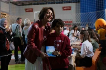 &ldquo;Sen de Yaz&rdquo; &ouml;yk&uuml; yarışmasının 2&rsquo;nci kitabının tanıtımı ve imza t&ouml;reni d&uuml;zenlendi
