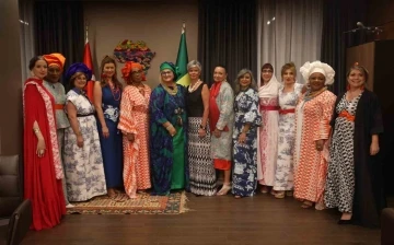 Senegal&rsquo;de kadın b&uuml;y&uuml;kel&ccedil;iler sokak &ccedil;ocukları yararına podyuma &ccedil;ıktı
