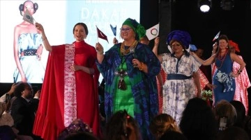 Senegal'de kadın b&uuml;y&uuml;kel&ccedil;iler sokak &ccedil;ocukları yararına podyuma &ccedil;ıktı