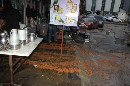 Serik&rsquo;te sağanak etkili oldu, yollar g&ouml;le d&ouml;nd&uuml;, iş yerlerini su bastı
