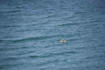 Serinlemek i&ccedil;in girdiği denizde mahsur kaldı
