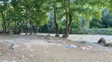 Serinlemek i&ccedil;in girdiği derede kayboldu