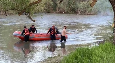 Serinlemek i&ccedil;in girdiği ırmakta mahsur kaldı, AFAD ekipleri kurtardı