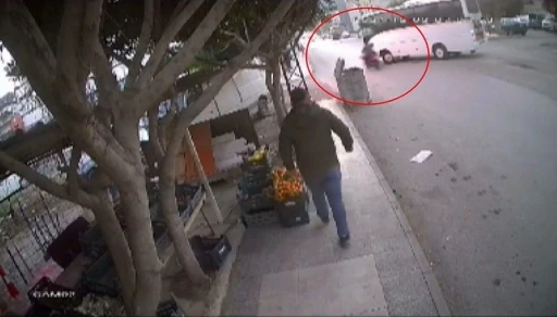 Servis midib&uuml;s&uuml; ile &ccedil;arpışan motosikletin 24 yaşındaki s&uuml;r&uuml;c&uuml;s&uuml; &ouml;ld&uuml;
