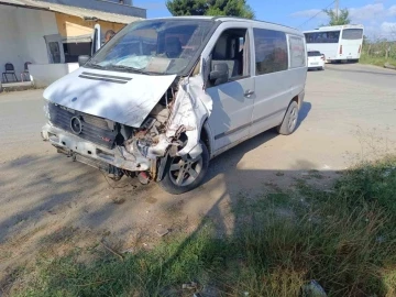 Servis midib&uuml;s&uuml; ile panelvan ara&ccedil; &ccedil;arpıştı: 3 yaralı
