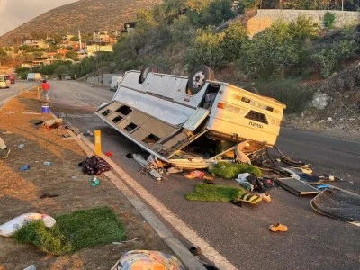 Servis midib&uuml;s&uuml; ters d&ouml;nd&uuml;: 25 iş&ccedil;i yaralı!