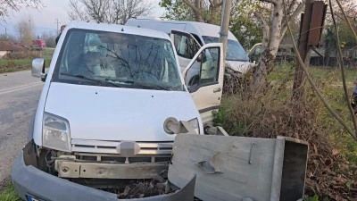 Servis minib&uuml;s&uuml; hafif ticari ara&ccedil;la &ccedil;arpıştı: 11 yaralı