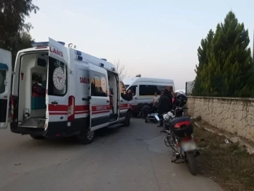 Servis minib&uuml;s&uuml; ile &ccedil;arpışan motosikletin s&uuml;r&uuml;c&uuml;s&uuml; hayatını kaybetti
