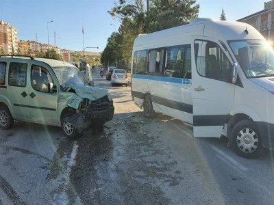 Servis minib&uuml;s&uuml; ile hafif ticari ara&ccedil; &ccedil;arpıştı: 8'i &ouml;ğrenci, 9 yaralı