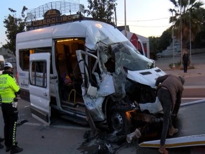 Servis minib&uuml;s&uuml; park halindeki hafriyat kamyonuna &ccedil;arptı: 9 yaralı