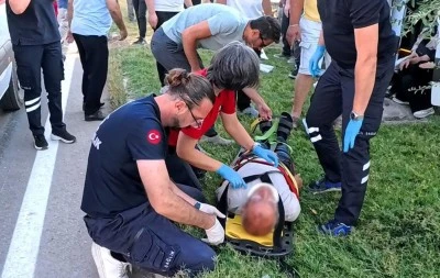 Servis minib&uuml;s&uuml; ref&uuml;je &ccedil;ıktı: 6 yaralı