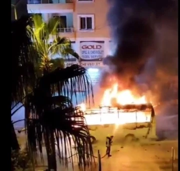 Servis otob&uuml;s&uuml; alev alev yandı, faciadan d&ouml;n&uuml;ld&uuml;
