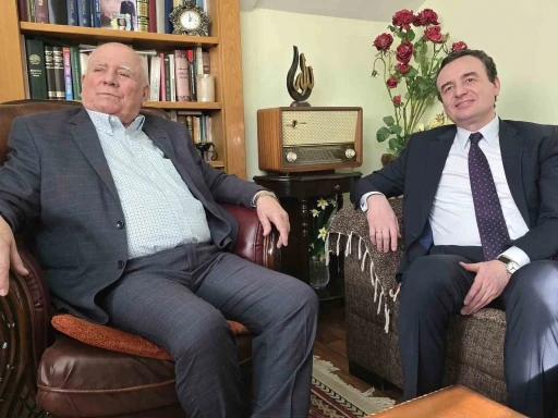 Ses sanat&ccedil;ısı &Ccedil;abrati&rsquo;den Kosova Başbakanı Kurti&rsquo;ye "Haydar Haydar" şarkısı
