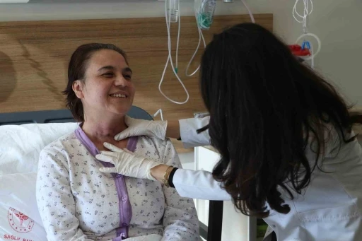 Sesini kaybeden 2 kız annesi, ge&ccedil;irdiği operasyonla eskisi gibi konuşabilmeye başladı
