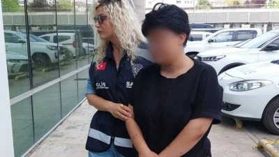 Sevgilisinden ayrıl diyen annesini defalarca bı&ccedil;akladı! 