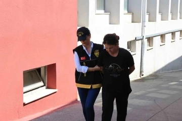 Sevgilisinin arkadaşları &ouml;nce d&ouml;vd&uuml; sonra &ouml;ld&uuml;rd&uuml;