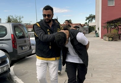 Sevgilisinin eski erkek arkadaşını &ouml;ld&uuml;rd&uuml;, balkondan atlayıp ka&ccedil;mak isterken yakalandı