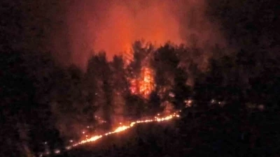 Seydikemer&rsquo;de geceyi aydınlatan alevlerle m&uuml;cadele aralıksız s&uuml;r&uuml;yor