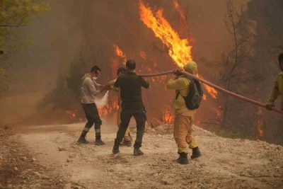 Seydikemer&rsquo;deki orman yangınını s&ouml;nd&uuml;rme &ccedil;alışmaları 8 saattir devam ediyor