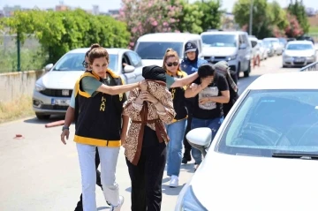 Seyhan polisi saksıya gizlenmiş halde uzun namlulu silah ele ge&ccedil;irdi
