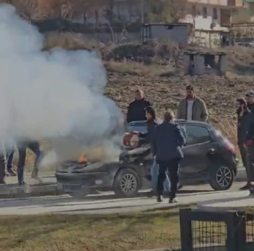 Seyir halinde alev alan otomobili vatandaşlar s&ouml;nd&uuml;rd&uuml;
