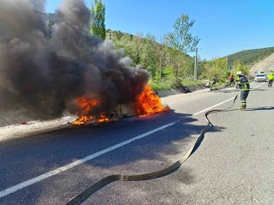 Seyir halinde bir anda alev alan ara&ccedil; k&uuml;l oldu
