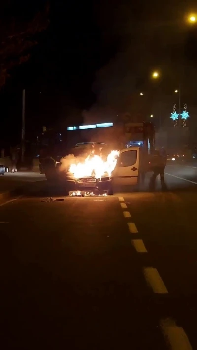 Seyir halindeki ara&ccedil; alev aldı
