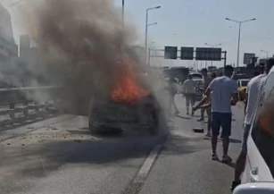 Seyir halindeki ara&ccedil; alev alev yandı