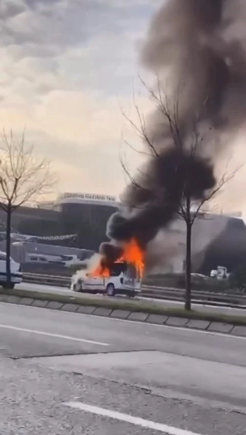 Seyir halindeki ara&ccedil; alev topuna d&ouml;nd&uuml;
