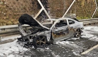 Seyir halindeki ara&ccedil; yanarak dakikalar i&ccedil;erisinde bu hale geldi!