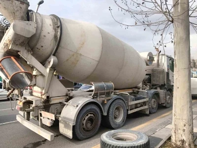 Seyir halindeki beton mikserinden kopan tekerlek &uuml;&ccedil; otomobile &ccedil;arptı
