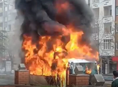 Seyir halindeki halk otob&uuml;s&uuml; alev alev yandı