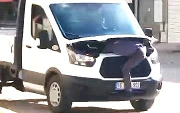 Seyir halindeki kamyonetin motorunu a&ccedil;ıp arızayı tespit etmeye &ccedil;alıştı