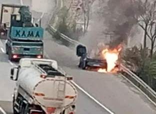 Seyir halindeki otomobil alev aldı