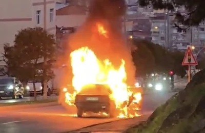 Seyir halindeki otomobil alev alev yandı