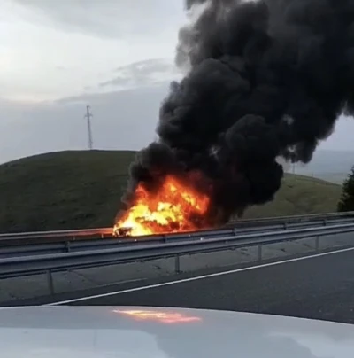 Seyir halindeki otomobil alev topuna d&ouml;nd&uuml;