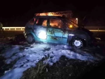 Otomobil bir anda alev topuna d&ouml;nd&uuml;