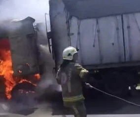 Seyir halindeki tır alev alev yandı