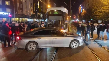 Seyir halindeki tramvay d&ouml;n&uuml;ş yapan otomobile &ccedil;arptı
